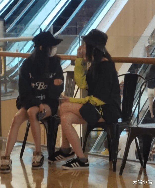 王菲|李嫣为李亚鹏庆生,染回黑发穿无袖长裙,终于像是王菲亲生