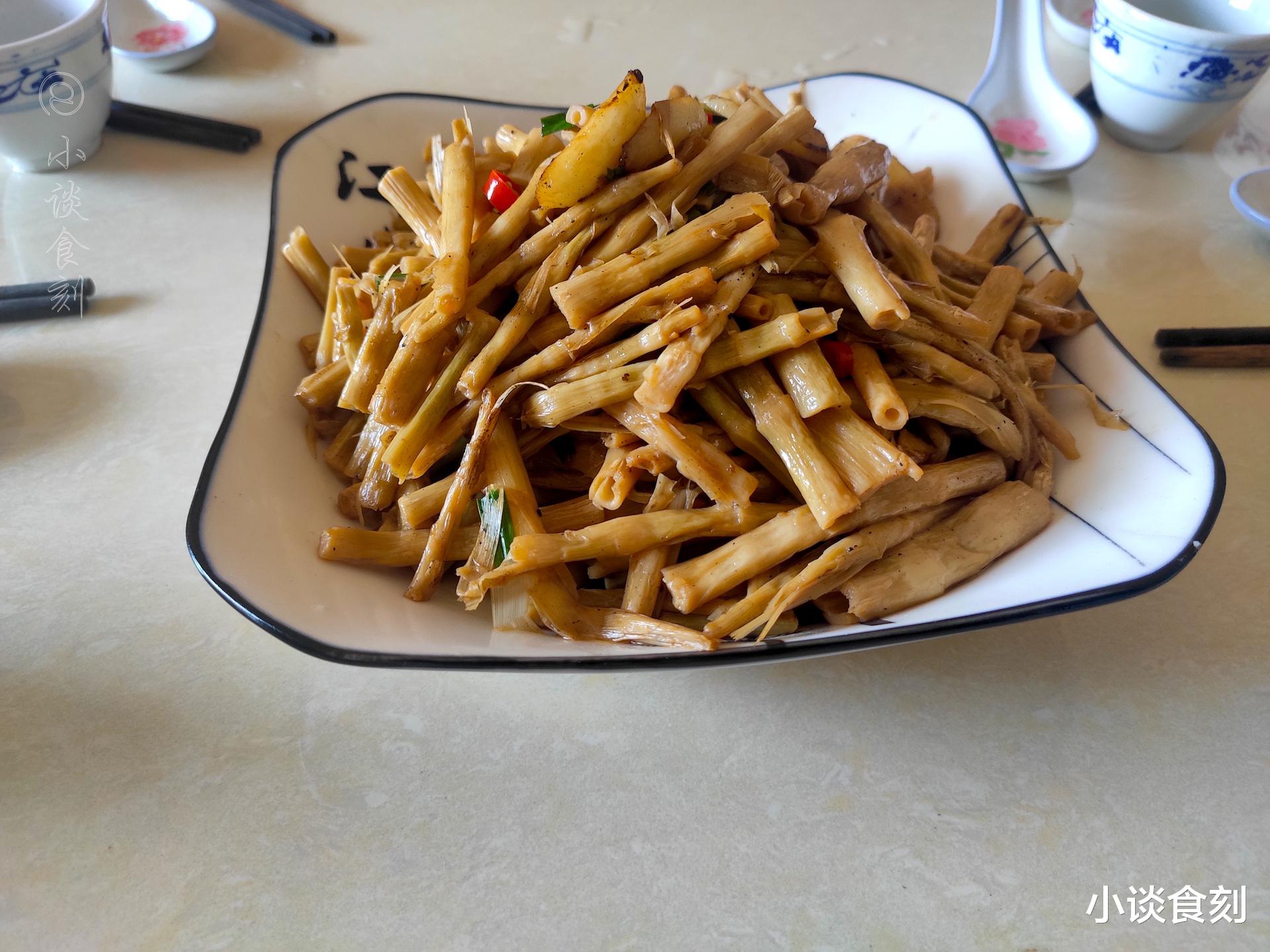 蚕豆|晒爷爷过寿的饭菜,晒到朋友圈后沸腾了,网友:老人家,好有福气