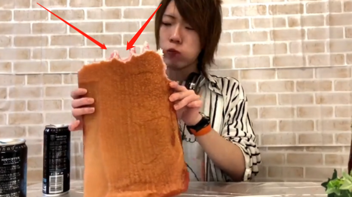 洋葱@大胃王吃50斤“大辣片”，粉丝嫌他太穷，咬一口后，网友：买不起