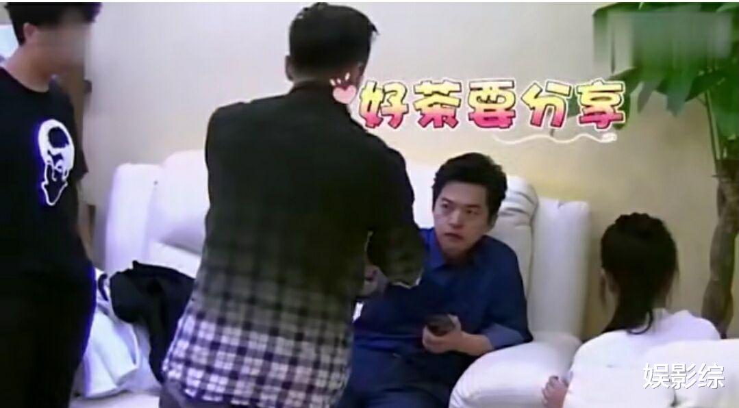 李健|李健妻子现身《好声音》，为老公煮茶，单看背影就很赏心悦目