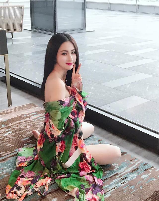 胡静@她们个个都是大美人 但都始终没能大红起来！