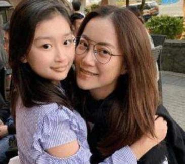 霍汶希|霍汶希：陪伴谢霆锋25年，未婚生下“私生女”，如今怎样了？