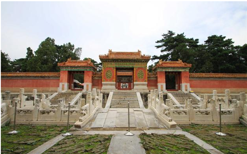 乾隆|乾隆陵墓旧照:尸骨被孙殿英敲碎扔臭水里,乾隆真容像一个明星