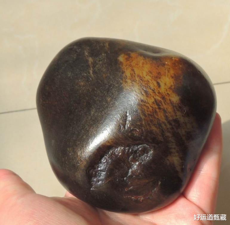 [古钱币]和田玉籽料之中的至尊宝，它就是黑皮籽料