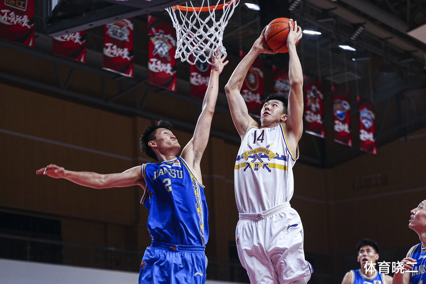 杜锋|严重崴脚！2米10杜锋爱将遭遇伤病，裁判果断判罚违体犯规