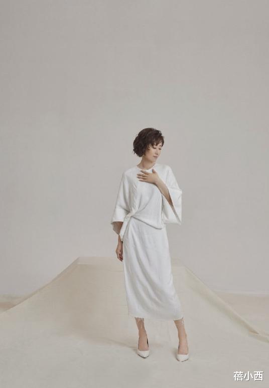 [连衣裙]刘敏涛“中年叛逆”太成功！穿白色连衣裙配纹理短发，品位好高级