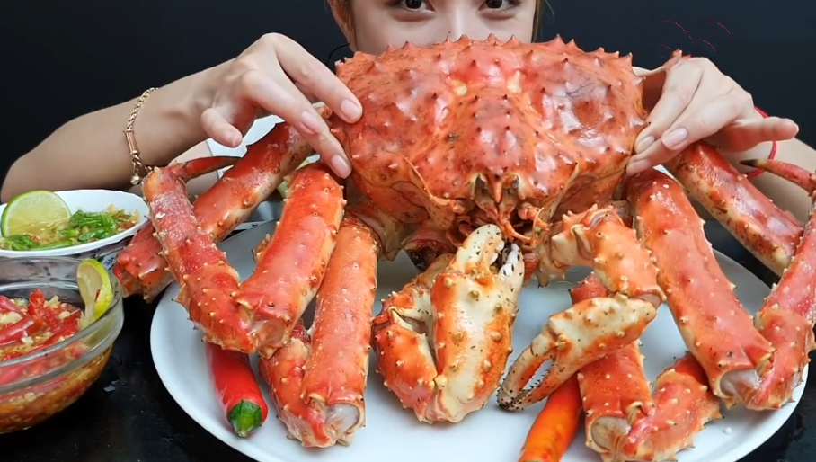 |大胃王吃30斤“帝王蟹”，掰开一看画风突变，网友：吃不起还装？