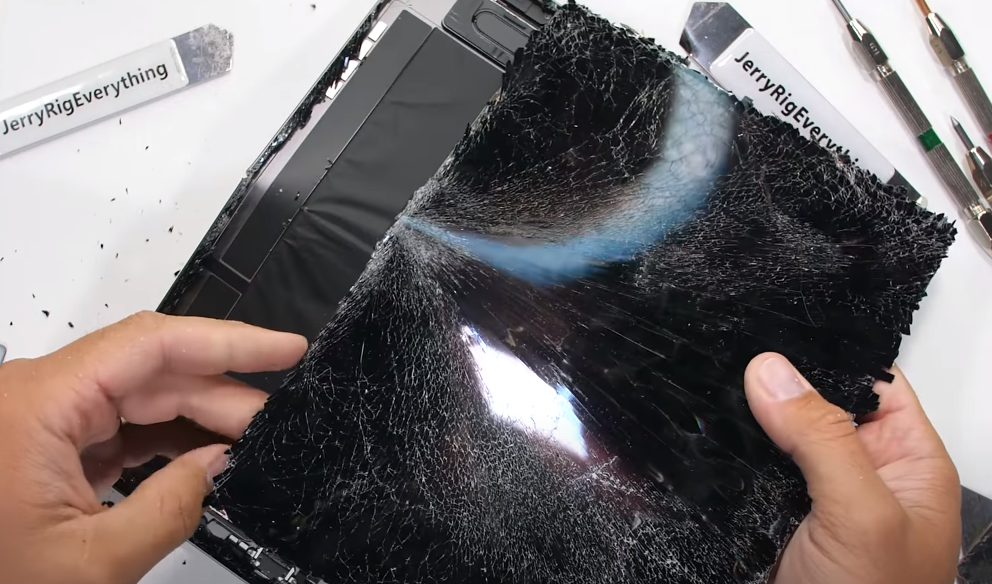 iPad Pro|新iPad Pro暴力测试！价值六千块的机器，真的这么容易被掰弯吗？