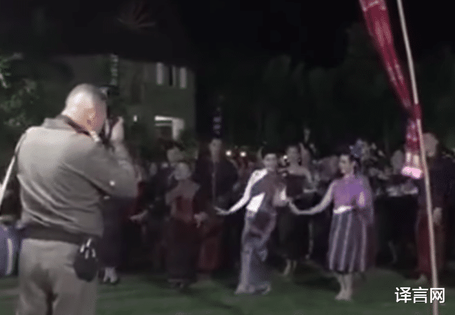 诗妮娜|泰国贵妃诗妮娜趴地拜僧，身姿挺拔惹男军官侧目，翩翩起舞比公主优美