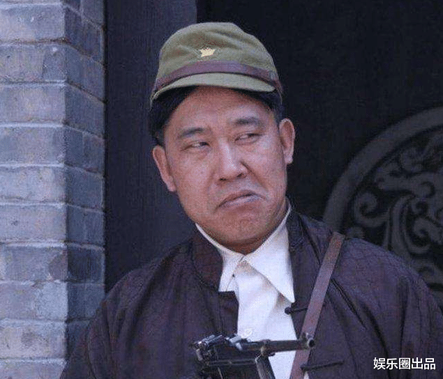 還記得漢奸專業戶杜旭東嗎？64歲換上軍裝，一身正氣神似吳京-圖4