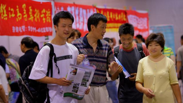 投档分数线|2020高考的六个志愿全滑档!考生哭诉:投档线 “暴涨”了几十分