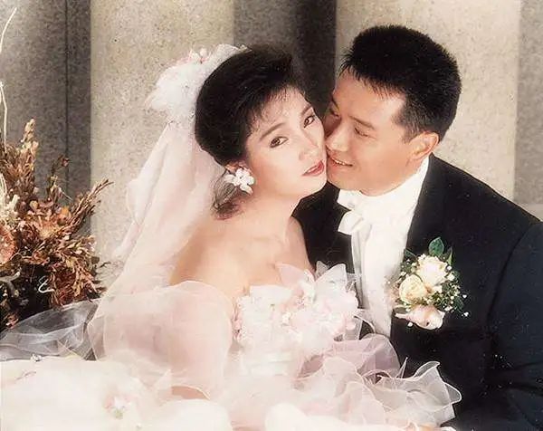 苗侨伟|苗侨伟29岁女儿：完美继承妈妈戚美珍美貌，入演艺圈不想拼爹
