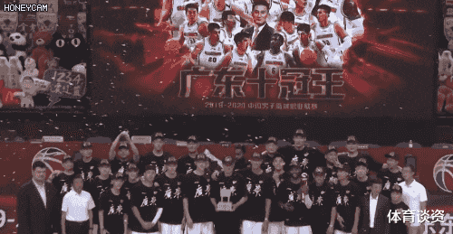 姚明|广东夺冠颁奖！2米29姚明抢戏，不上颁奖台仍比徐杰高，全程难见笑容