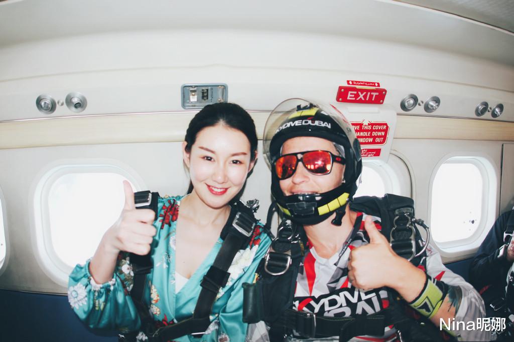 马蓉|王宝强女友比马蓉还放得开，穿短裤拎3万包上班，腿跟豪车一样高