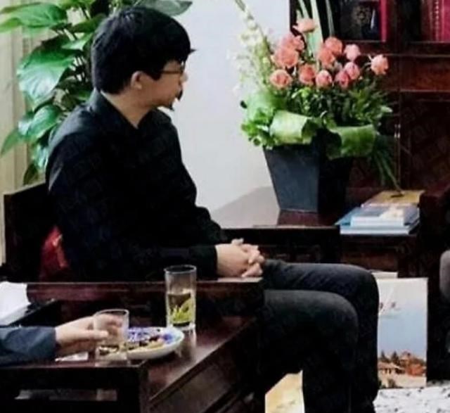 杨澜@杨澜24岁儿子罕见曝光，面庞清秀文质彬彬，低调到至今不知其名字