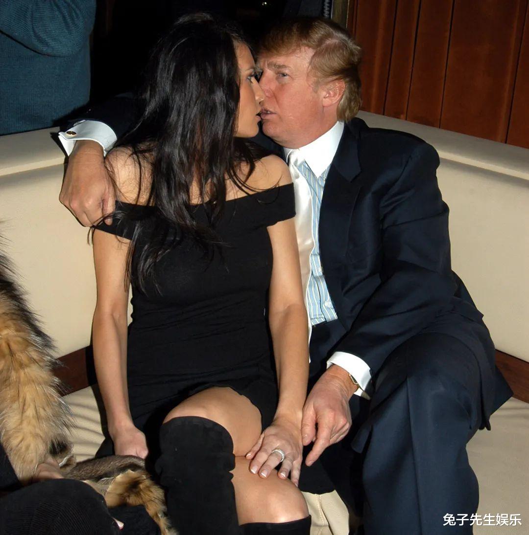 【特朗普】特朗普带着妻子与兔女郎合影,自己兴奋呼喊,梅拉尼娅却面色铁青