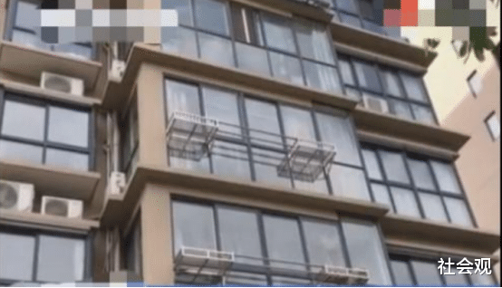 |男子买150平法拍房，毛坯变精装修，男子无奈曝光：里面住了人