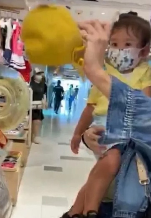 张柏芝|张柏芝三儿子正面照意外曝光，天生卷发有混血感，生父信息有眉目