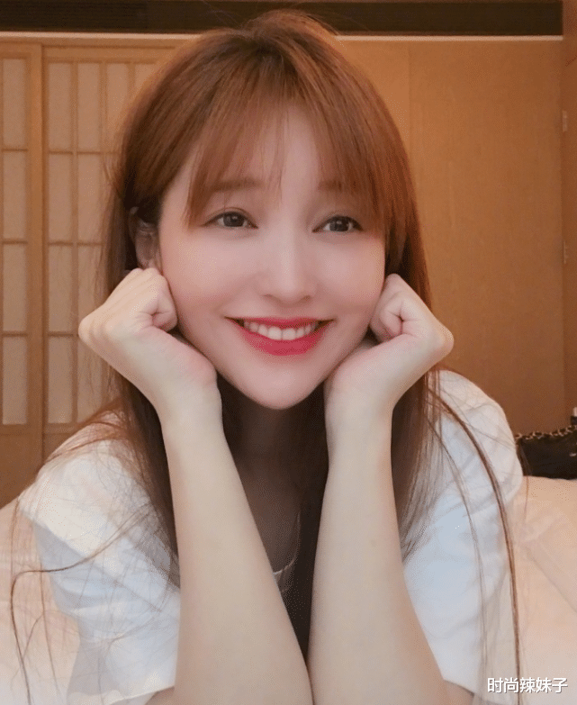 金莎|不懂金莎为何一直留刘海？看她掀起刘海后，效果堪比“整容”