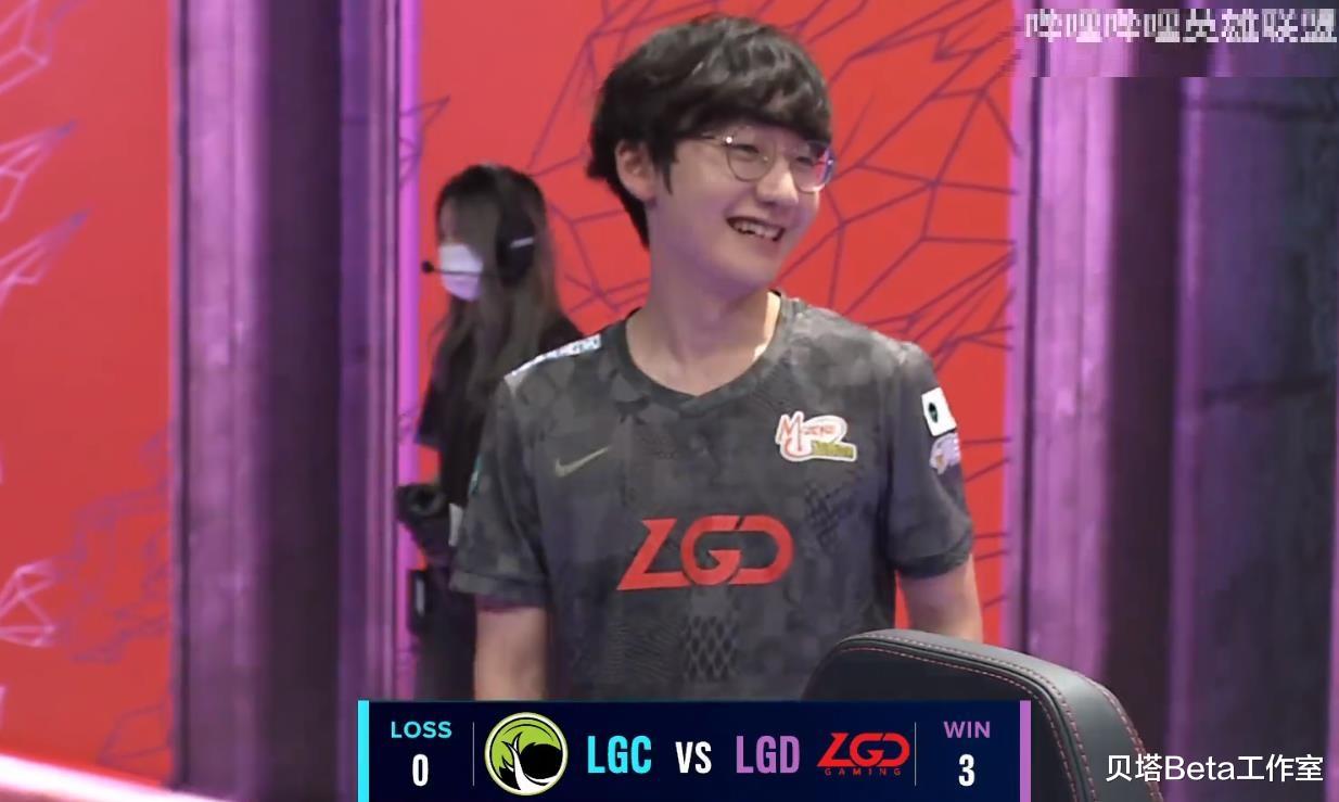 LGD|LGD晋级小组赛后，小花生笑得合不拢嘴！兮夜台上偷笑被抓包