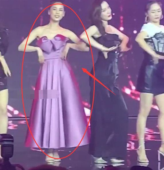 【黄圣依】《乘风破浪的姐姐》集体跳舞，大家普通打扮，唯独黄圣依穿的最抢眼