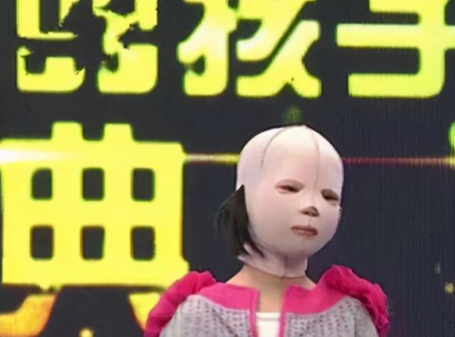 趣观历史|女生戴“面具”上课被同学孤立，她露出真面目后，众人却哑口无言