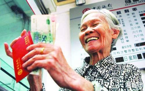 「养老金」每年往银行存1万，30年的本息够自己养老吗？看完心里有底了