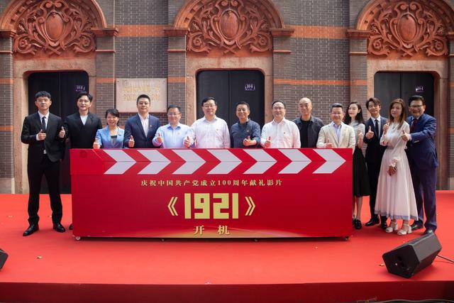 [黄轩]黄轩官宣恋情后首亮相！一袭西装帅气儒雅，刘昊然发福变憨厚土气