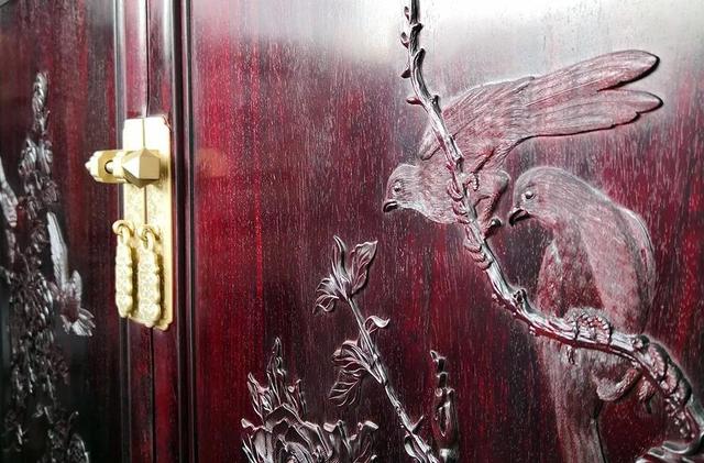 ▲红木上，雕刻美好时光