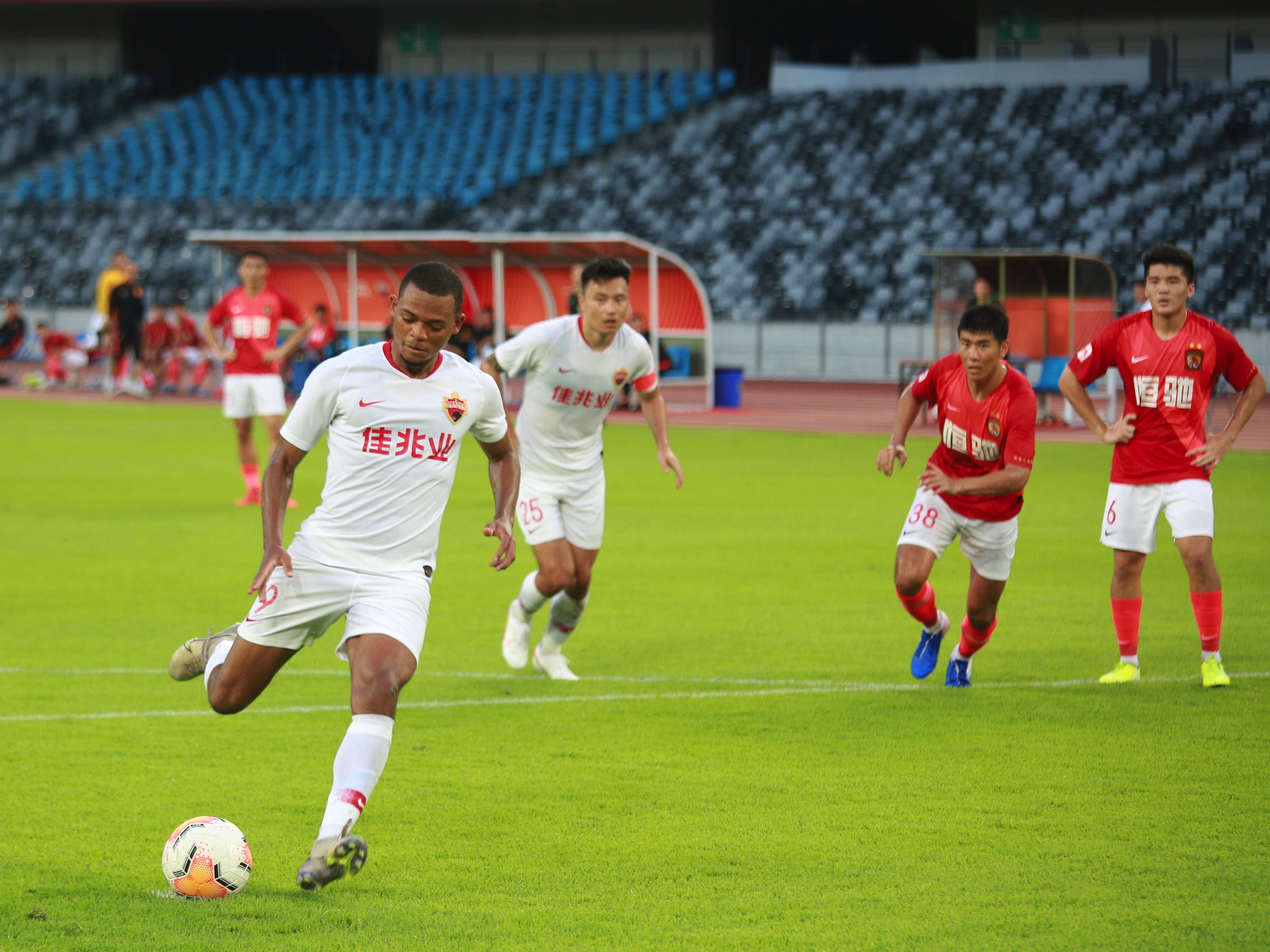 『广州恒大』深足搞事情？与恒大对轰14球不落下风！中甲金靴3球1助打爆中超霸主