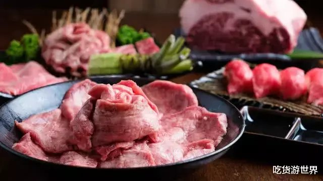 『自助餐』自助餐里有3种“隐形贵菜”，一般人都并不会拿，老板在一旁偷笑