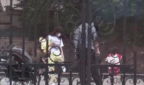 【贾乃亮】李小璐在家跳舞却被身后沙发上的男人抢镜,网友:真和贾乃亮复合了