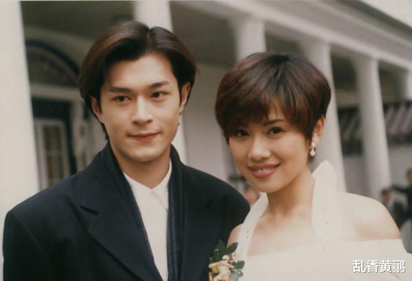 《乘风破浪的姐姐》第一次出场,只有两位姐姐对撑伞小哥表示感谢