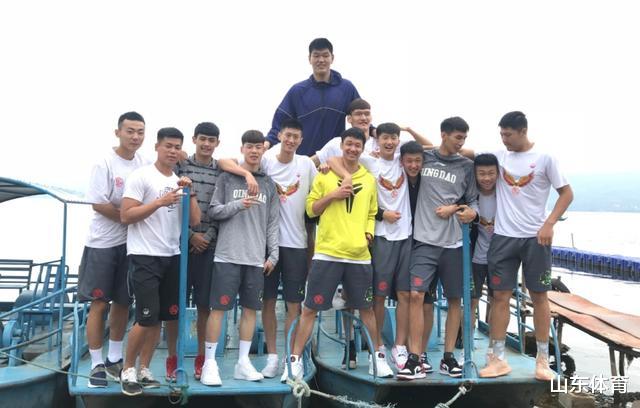 青岛男篮@19岁身高2.25米,仅比姚明矮1厘米,他成为青岛男篮“秘密武器”