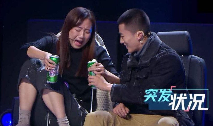 女演员现场失控,用脚猛踹搭档的头,何炅脸都黑了,事后说了4个字