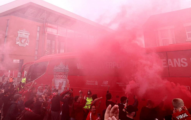 利物浦|利物浦捧杯众生相!亨德森经典碎步,阿利森开香槟,日本球星不合群