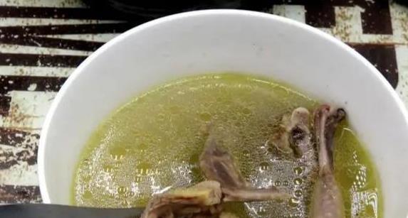 #食材#鸽子汤怎么炖才好喝？只需放一味调味就行，汤味鲜美有营养