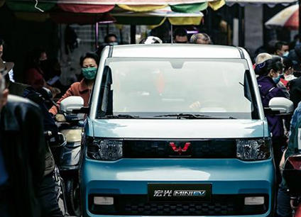 五菱宏光:五菱宏光代步神器亮相,方盒子造型更时尚,2.98万起能不香吗?