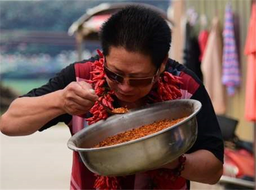 辣椒|“中国辣王”李永志，每天吃5斤辣椒配高度白酒，如今已失去笑容