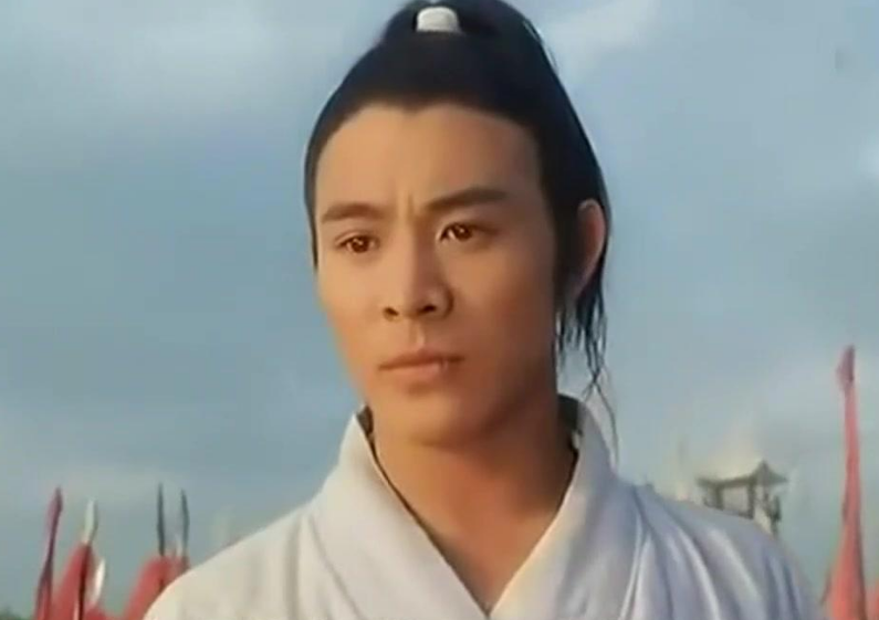 『李连杰』他是公认的12大武打巨星之一，曾与李连杰平分秋色，如今落魄