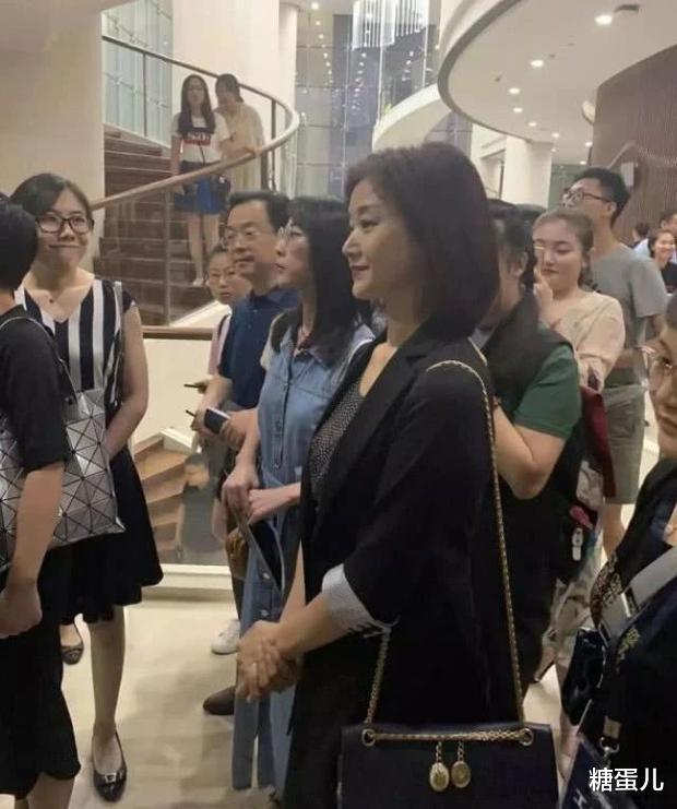 短发|歌唱家宋祖英剪个齐肩短发，再加上打扮很知性，老了反而漂亮！