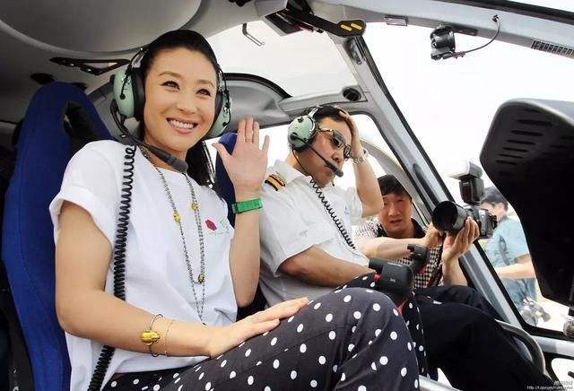 [伴娘团]与罗晋分手嫁大21岁富豪，生龙凤胎奖一架飞机，今43岁被老公宠上天！