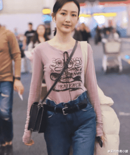 #王鸥#能把裤头穿出“6道褶皱”的,王鸥怕是娱乐圈第一位了,网友:给这腰跪了