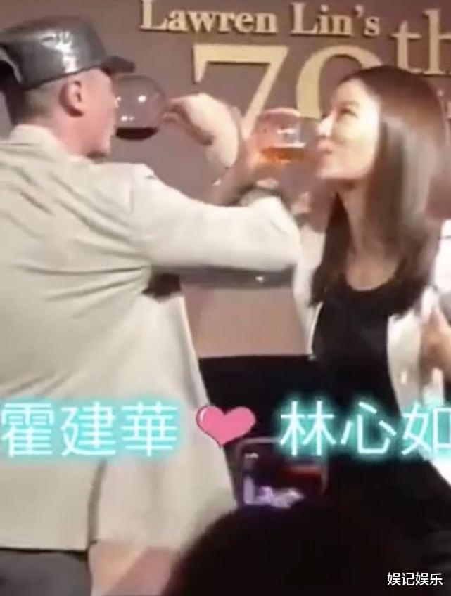林心如|霍建华搂林心如拍照，动作霸气又甜宠，用歌词跟老婆表白太有心