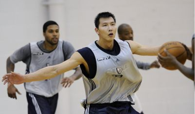 易建联：三进三出！美媒报篮网欲签易建联遭拒绝，曾不惜300万也要送走他