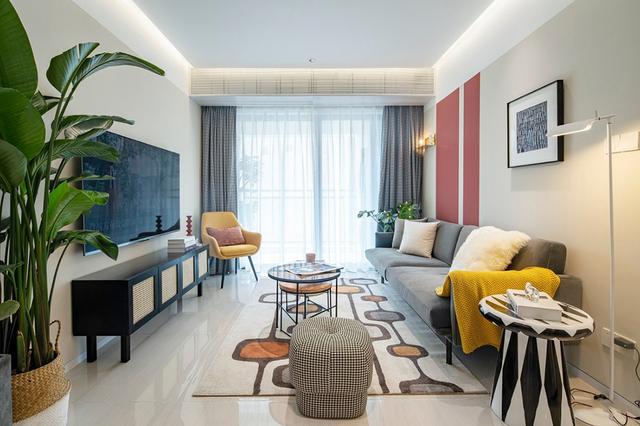 |88平现代风三居室，客厅有充足的采光和亮眼的墙壁