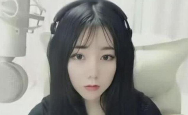 【小团团】难怪小团团一直不敢露脸，直播十级美颜特效掉了，看清颜值：打扰了