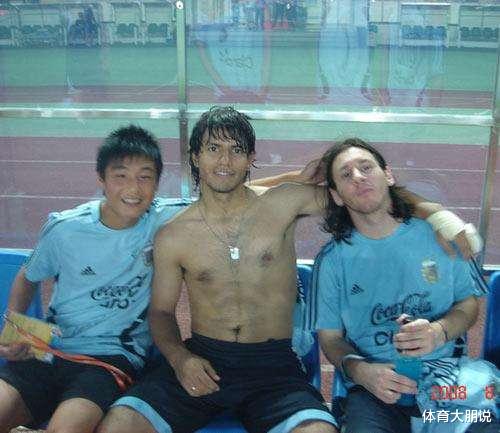 阿奎罗@缘分！阿奎罗玩游戏遇武磊：我十年前和梅西与这个男孩合过影！