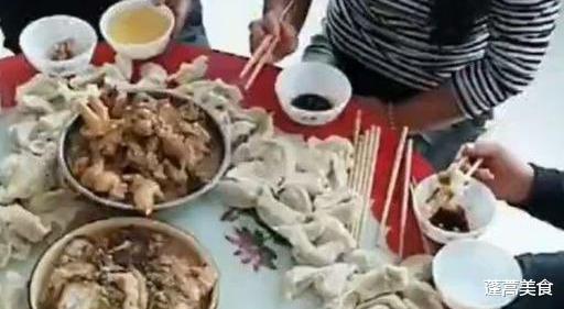 「」初次去男朋友家，见到他家的饭菜，自己没吃几口就下桌了