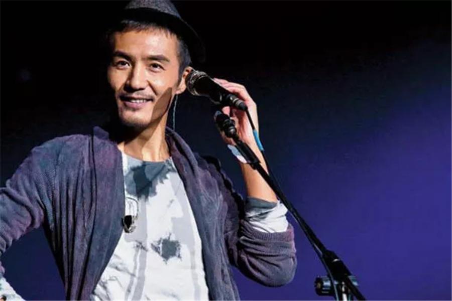 华语乐坛：2003年的华语乐坛，可谓是神仙打架，那是乐坛最疯狂的一年